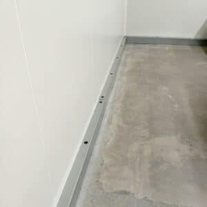 Protection de cloison en tôle pliée